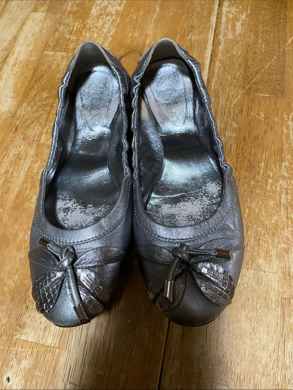 Tod's Metallic Silver Leather Ballet Flats with Bow Accent
